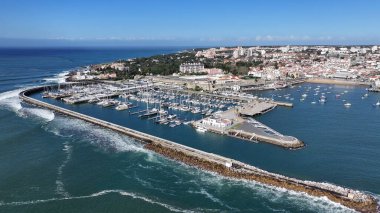 Cascais Skyline Lizbon 'un Cascais bölgesinde. Coastal City. Rıhtım manzarası. Plaj manzarası. Lizbon 'un Cascais Bölgesindeki Cascais Skyline.