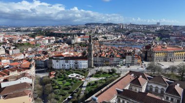 Portekiz 'in Porto bölgesindeki Clerigos Kulesi' nde. Şehir merkezi manzarası. Kültür Mirası. Eski Şehir Manzarası. Portekiz, Porto 'daki Clerigos Kulesi. Turizm Tarihi Yer.
