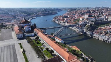 Portekiz 'in Porto bölgesindeki Luis Köprüsü. Şehir merkezindeki şehir manzarası. Demiryolu Köprüsü. Demiryolu Sahnesi. Portekiz, Porto 'da Luis Köprüsü. Turizm Tarihi Yer.
