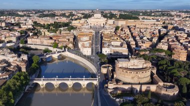 Vatikan Roma 'da Lazio İtalya' da. Ortaçağ Binaları. Sant Angelo Kalesi. Vatikan Roma 'da Lazio İtalya' da. Tiber Nehri Riverside 'da. Roma Köprüsü Peyzajı. Roma Skyline.
