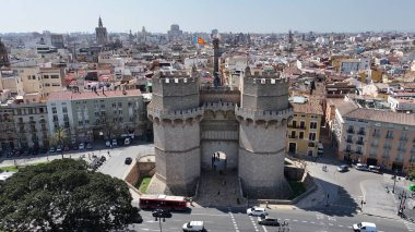 Valence Community İspanya 'daki Serranos Kuleleri. Ortaçağ Binaları Sahnesi. Şehir merkezindeki şehir manzarası. Valence Community İspanya 'da Valencia. Kültür Mirası Skyline. Şehir Sahnesi.