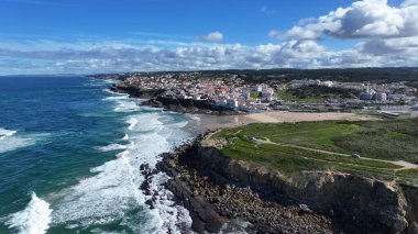 Lizbon 'un Sintra bölgesindeki Sahil Köyü. Plaj manzarası. Doğa Deniz Burnu. Seyahat güzergahı. Lizbon 'un Sintra bölgesindeki Sahil Köyü. Turkuaz Su.