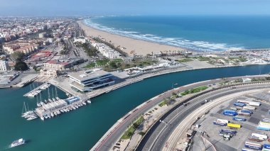 Valencia 'da Valencia Skyline İspanya' da. Şehir Plajı. Bay Water Sahnesi. Şehir merkezinde. Valencia 'da Valencia Skyline İspanya' da. Huzurlu Manzara.