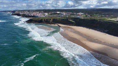 Lizbon 'un Sintra bölgesindeki Praia Grande Plajı. Sahil Skyline. Doğa manzarası. Yaz Gezisi. Lizbon 'un Sintra bölgesindeki Praia Grande Plajı. Tropikal Manzara.