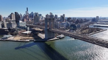 New York 'ta, Manhattan' da Brooklyn Skyline. Highrise Binaları Sahnesi. Brooklyn Köprüsü Peyzajı. New York 'ta Brooklyn Skyline. Trafik Arkaplanı.