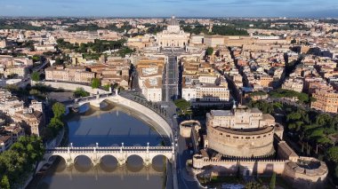 Vatikan 'ın Lazio İtalya' daki Roma Skyline 'ı. San Pedro Bazilikası Manzaranın üstünde. Katolik Kilisesi. Vatikan 'ın Lazio İtalya' daki Roma Skyline 'ı. Sant Angelo Kalesi Sahnesi. Vatikan Şehri Peyzajı. Roma Skyline.