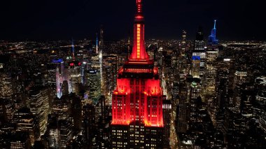 New York 'ta Empire State' in Manhattan 'daki gece silueti. Gece Şehri Peyzajı. Finans Bölgesi. New York 'ta Empire State. Yüksek Binalar Manzarası.