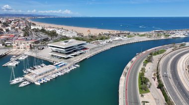 Valencia 'da Valencia Skyline, Valenciana İspanya. Plaj manzarası. Liman Koyu Sahnesi. Şehir merkezinde. Valencia 'da Valencia Skyline, Valenciana İspanya. İnanılmaz Şehir Manzarası.