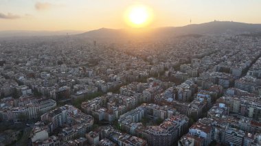 Barselona 'da Barselona üzerinde gün batımı Katalonya İspanya Topluluğu' nda. Ortaçağ Binaları. Şehir merkezindeki şehir manzarası. Barselona Katalonya Topluluğu İspanya. Günbatımı Skyline. Güneş Sahnesi Rays of Sun.