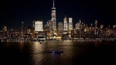 New York, New York Skyline 'ın New York' taki gece silueti. Gece Şehri Peyzajı. Finans Bölgesi. New York Skyline, New York Birleşik Devletleri. Yüksek Binalar Manzarası.