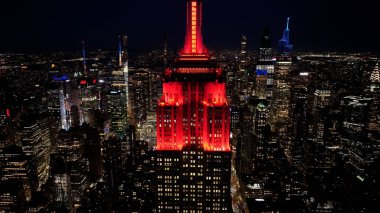New York 'ta Manhattan' daki Empire State binasının gece görüntüsü. Gece Şehir Manzarası. Şehir merkezinde aydınlandı. New York 'taki Empire State Binası. Amblem Binası.