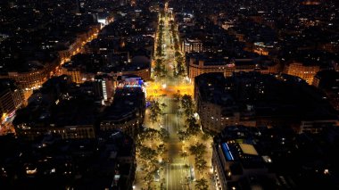 Barcelona 'nın Barcelona' daki gece manzarası İspanya Katalonya 'da. Şehir peyzajının ışıkları. Şehir merkezinde. Barcelona Skyline Katalonya İspanya 'da. Yüksek Binalar Manzarası.
