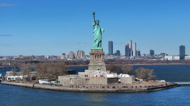New York 'ta Manhattan' daki Özgürlük Heykeli. Hudson Nehri. New York Limanı Sahnesi. New York 'taki Özgürlük Heykeli. Tekne Yelken Arkaplanı.