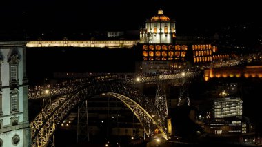 Porto Portekiz 'in Porto bölgesinde Dom Luis Köprüsü. City At Night Scene. Aydınlatılmış Köprü Manzarası. Portekiz 'in Porto Bölgesi' ndeki Dom Luis Köprüsü. Demiryolu Taşımacılığı.