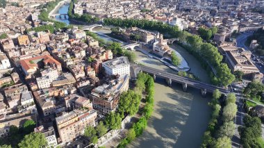 Tiber Nehri Lazio İtalya 'da Roma' da. Kültür Mirası. Güzel şehir manzarası. Tiber Nehri Lazio İtalya 'da Roma' da. Ortaçağ manzarası. Riverside Sahnesi. Roma Skyline.