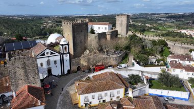 Portekiz 'in Leiria bölgesindeki Obidos' ta Obidos Skyline. Tarihi Köy. Ortaçağ Kalesi. Göz kamaştırıcı manzara. Portekiz 'in Leiria bölgesindeki Obidos' ta Obidos Skyline. Eski Şehir Manzarası.