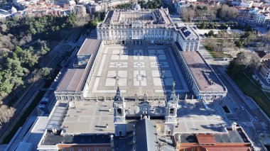 Madrid Kraliyet Sarayı Comunidad De Madrid İspanya. Ortaçağ Şehir Sahnesi. Şehir merkezindeki şehir manzarası. Madrid Comunidad De Madrid İspanya 'da. Kentsel Açık Hava. Avrupa Skyline.
