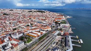 Lizbon, Portekiz 'in Lizbon semtinde Lizbon Skyline. Sahil şeridi manzarası. Güzel şehir manzarası. Lizbon Skyline Portekiz 'de. Cais Do Sodre Peyzaj. Turizm Tarihi Yer.