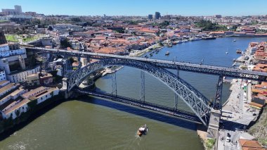 Porto Portekiz 'in Porto bölgesindeki I. Luis Köprüsü. Şehir merkezi manzarası. Kültür Mirası. Toplu taşıma sahnesi. Portekiz, Porto 'da Luis Köprüsü. Turizm Tarihi Yer.