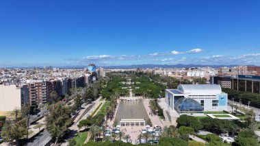 Valence Community İspanya 'da Valencia Skyline' da. Eğlence Parkı Sahnesi. Şehir merkezindeki şehir manzarası. Valence Community İspanya 'da Valencia. Turia Gardens 'ın silüeti. Şehir Sahnesi.