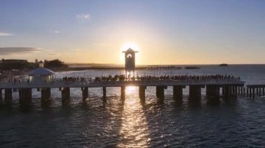 Fortaleza Ceara. Ceara Brezilya 'daki Fortaleza' da Günbatımı İngiliz Köprüsü. Günbatımı Skyline. Kuzeydoğu Sahili manzarası. Yaz Gezisi. Ceara Brezilya 'daki Fortaleza' daki İngiliz Köprüsü. Tropikal Manzara.
