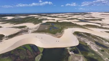 Piaui Brezilya 'daki Luis Correia' da Lencois Piauienses. Tatlı Su Gölleri Peyzajı. Kum tepeleri dağları. Lencois Piauiens Luis Correia 'da. Turizm Seyahati. Doğa Sahnesi. Plaj Arkaplanı.