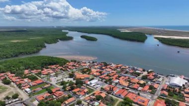 Piaui Brezilya 'daki Luis Correia Kıyı Şehri. En Büyük Nehir. Şehir merkezindeki şehir manzarası. Piaui 'deki sahil şehri. Riverside Sahnesi. Doğa Arkaplanı. Seyahat güzergahı. Brezilya Kuzeydoğu.