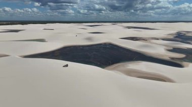 Lencois Maranhens Maranhao Brezilya 'daki Santo Amaro' da Skyline 'da. Tatlı Su Gölleri Peyzajı. Kum tepeleri dağları. Lencois Maranhens Maranhao 'da Skyline' da. Turizm Seyahati. Doğa Sahnesi. Plaj Arkaplanı