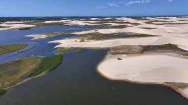 Piaui Brezilya 'daki Luis Correia' da Lencois Piauienses. Tatlı Su Gölleri Peyzajı. Kum tepeleri dağları. Lencois Piauiens Luis Correia 'da. Turizm Seyahati. Doğa Sahnesi. Plaj Arkaplanı.