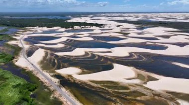 Maranhao Brezilya 'daki Paulino Neves' deki Dunes Yolu. Küçük Çarşaflar Manzarası. Sand Dunes Yolu. Paulino Neves 'teki Dunes Yolu. Turizm Seyahati. Doğa Sahnesi. Sahil Arkaplanı. Brezilya Kuzeydoğu.