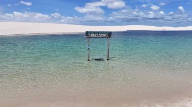 Lencois Maranhenses, Maranhao Brezilya 'daki Santo Amaro' da. Doğa Manzarası. Yüksek kum tepeleri. Lencois Maranhenses Brezilya 'da. Yağmur suyu gölleri. Çarpıcı Ekosistem. Tropik seyahat. Brezilya Kuzeydoğu.