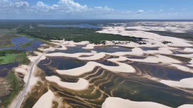 Maranhao Brezilya 'daki Paulino Neves' deki Dunes Yolu. Küçük Çarşaflar Manzarası. Sand Dunes Yolu. Paulino Neves 'teki Dunes Yolu. Turizm Seyahati. Doğa Sahnesi. Sahil Arkaplanı. Brezilya Kuzeydoğu.