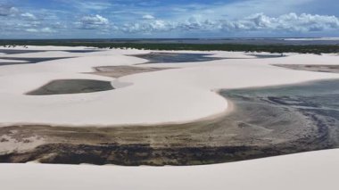 Lencois Maranhenses, Maranhao Brezilya 'daki Santo Amaro' da. Tatlı Su Gölleri Peyzajı. Kumul Sahnesi. Lencois Maranhenses Maranhao 'da. Turizm Seyahati. Doğa Deniz Burnu. Plaj Arkaplanı.