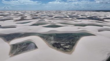 Maranhao Brezilya 'daki Barreirinhas' ta Lencois Maranhenses. Doğa manzarası. Kıvrımlı kum tepeleri. Lencois Maranhenses Brezilya 'da. Yağmur suyu gölleri. Güzel Yüksek Kumullar. Yaz Gezisi. Brezilya Kuzeydoğu.