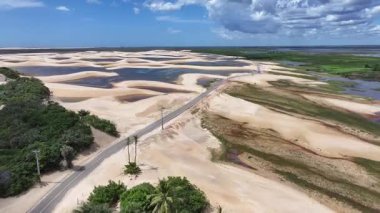 Maranhao Brezilya 'daki Paulino Neves' deki Dunes Yolu. Küçük Çarşaflar Manzarası. Sand Dunes Yolu. Paulino Neves 'teki Dunes Yolu. Turizm Seyahati. Doğa Sahnesi. Sahil Arkaplanı. Brezilya Kuzeydoğu.