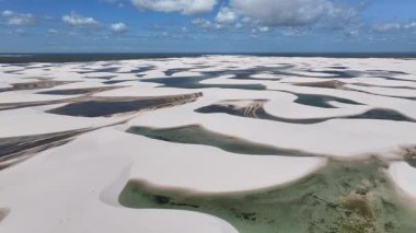 Lencois Maranhenses, Maranhao Brezilya 'daki Santo Amaro' da. Doğa manzarası. Kıvrımlı kum tepeleri. Lencois Maranhenses Brezilya 'da. Yağmur suyu gölleri. Güzel Yüksek Kumullar. Yaz Gezisi. Brezilya Kuzeydoğu.