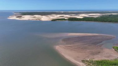 Maranhao Brezilya 'daki Tutoia' da Parnaiba Delta. Doğa Manzarası. Amerika 'nın Brezilya Deltası. Maranhao 'daki Parnaiba Delta. Sarmal Nehir. Plaj manzarası. Tatil seyahatleri. Brezilya Kuzeydoğu.