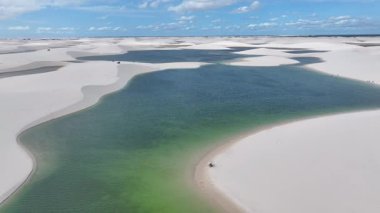 Lencois Maranhenses, Maranhao Brezilya 'daki Santo Amaro' da. Doğa manzarası. Kıvrımlı kum tepeleri. Lencois Maranhenses Brezilya 'da. Yağmur suyu gölleri. Güzel Yüksek Kumullar. Yaz Gezisi. Brezilya Kuzeydoğu.