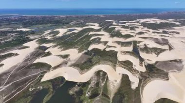 Piaui Brezilya 'daki Luis Correia' da Lencois Piauienses. Doğa manzarası. Kıvrımlı kum tepeleri. Lencois Piauiens Luis Correia 'da. Yağmur suyu gölleri. Portinho Gölü. Yaz Gezisi. Brezilya Kuzeydoğu.