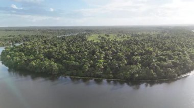 Maranhao Brezilya 'daki Barreirinhas' taki Preguicas Nehri. Tekne gezisi. Northeastern Nehri. Barreirinhas 'taki Preguicas Nehri. Sunset Riverside City 'de. Kıyı manzarası. Denizcilik Gemisi.