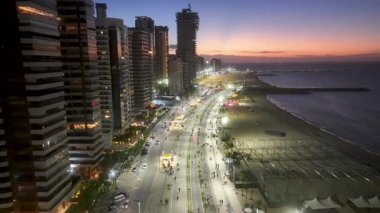 Ceara Brezilya 'daki Fortaleza' da Sunset Beira Mar Plajı. Günbatımı Şehri. Şehir merkezinde. Ceara Brezilya 'daki Fortaleza' da Beira Mar Plajı. Aydınlatılmış şehir manzarası. Drone Hava Görüntüsü.