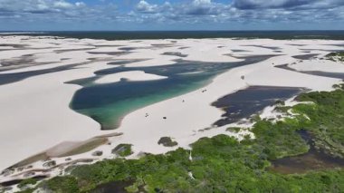 Lencois Maranhens Maranhao Brezilya 'daki Santo Amaro' da Skyline 'da. Tatlı Su Gölleri Peyzajı. Kum tepeleri dağları. Lencois Maranhens Maranhao 'da Skyline' da. Turizm Seyahati. Doğa Sahnesi. Plaj Arkaplanı