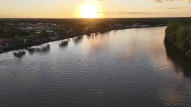 Maranhao Brezilya 'daki Araioses' de Sunset River. Amerika 'nın günbatımı Delta' sı. Riverside City 'de. Maranhao 'daki Sunset Nehri. Doğa manzarası. Adalar Ağı Su Yolları. Turizm Seyahati.