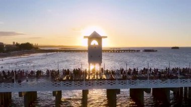 Fortaleza Ceara. Ceara Brezilya 'daki Fortaleza' da Günbatımı İngiliz Köprüsü. Günbatımı Skyline. Kuzeydoğu Sahili manzarası. Yaz Gezisi. Ceara Brezilya 'daki Fortaleza' daki İngiliz Köprüsü. Tropikal Manzara.