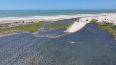 Ceara Brezilya 'daki Paraipaba' da Jegue Lagoon. Doğa manzarası. Güzel kum tepeleri. Paraipaba 'daki Jegue Lagoon. Yağmur suyu gölleri. Almecegas Gölü. Yaz Gezisi. Brezilya Kuzeydoğu.