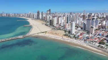 Fortaleza Brezilya. Ceara Brezilya 'daki Fortaleza' da Iracema Plajı. Sahil Skyline. Şehir merkezinde. Modern Highrise Binaları. Ceara Brezilya 'daki Fortaleza' da Iracema Plajı. Çarpıcı Manzara.