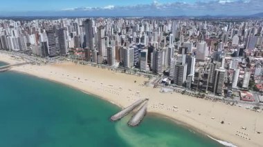 Fortaleza Skyline Ceara Brezilya Fortaleza 'da. Şehir merkezindeki şehir manzarası. Şehir Plajı. Coastal Highrise Binaları. Fortaleza Skyline Ceara Brezilya Fortaleza 'da. Shore Caddesi. Brezilya Kuzeydoğu.