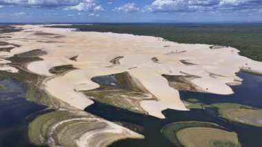 Piaui Brezilya 'daki Luis Correia' da Lencois Piauienses. Doğa Küçük Çarşafları. Portinho Gölü. Lencois Piauiens Luis Correia 'da. Kıvrımlı kum tepeleri. Yağmur suyu gölleri. Tropik Seyahat.