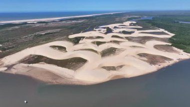 Maranhao Brezilya 'daki Araioses' de Morro Do Meio Plajı. Tatlı Su Gölleri Peyzajı. Kum tepeleri dağları. Araioses 'deki Morro Do Meio Plajı. Turizm Seyahati. Doğa Sahnesi. Parnaiba Delta Arkaplanı.