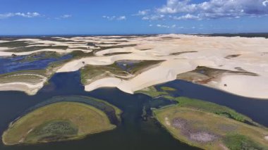Piaui Brezilya 'daki Luis Correia' da Lencois Piauienses. Doğa Küçük Çarşafları. Portinho Gölü. Lencois Piauiens Luis Correia 'da. Kıvrımlı kum tepeleri. Yağmur suyu gölleri. Tropik Seyahat.